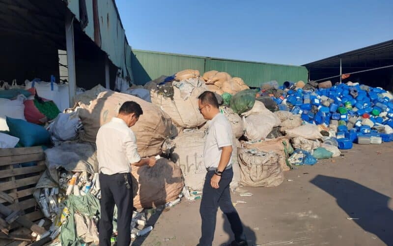 Photo: TCPVN Country Director (right) visited project collection site in Hung Yen Province © IUCN Viet Nam