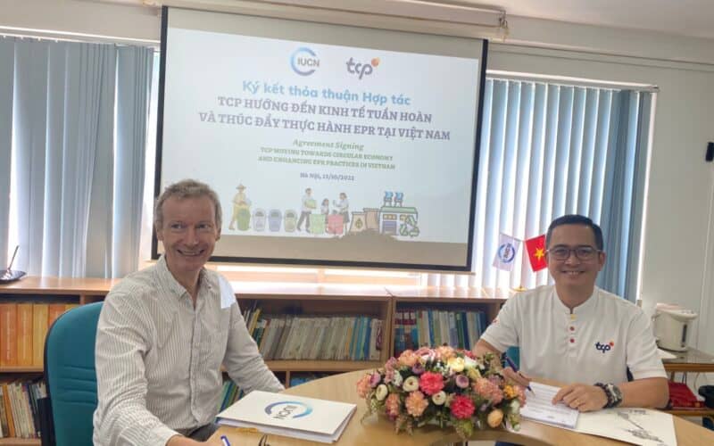 Representatives of IUCN Viet Nam and TCP Viet Nam signed a partnership agreement on enhancing EPR in Viet Nam © IUCN Viet Nam